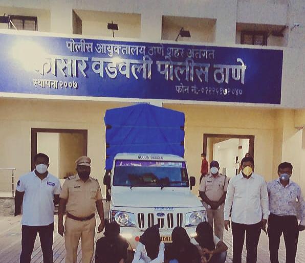 A gang of four inn thieves was arrested for breaking into a wine shop and stealing liquor | वाईन शॉप फोडून मद्याची चोरी करणाऱ्या चार सराईत चोरटयांच्या टोळीला अटक A gang of four inn thieves was arrested for breaking into a wine shop and stealing liquor | वाईन शॉप फोडून मद्याची चोरी करणाऱ्या चार सराईत चोरटयांच्या टोळीला अटक