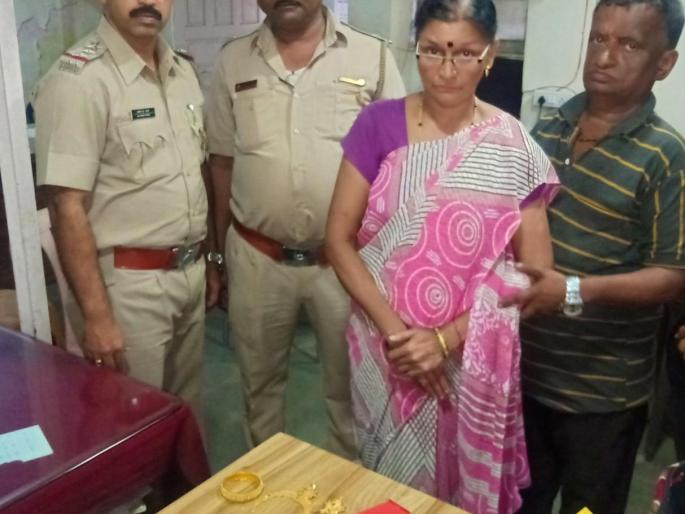 Thanks to Thane police, the couple got a bag with two gold jewelry back. | ठाणे पोलिसांच्या तत्परतेमुळे दांम्पत्याला १२ तोळयांच्या सोन्याच्या दागिन्यांसह बॅग मिळाली परत