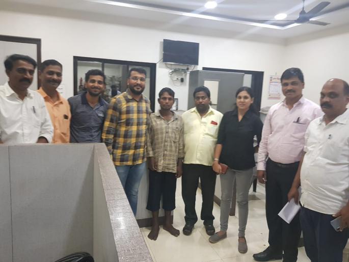 A man got in Mumbai who was missing from Uttar Pradesh 20 years ago | उत्तर प्रदेश येथून २० वर्षांपूर्वी हरवलेल्या व्यक्तीचा मुंबईत लागला शोध   A man got in Mumbai who was missing from Uttar Pradesh 20 years ago | उत्तर प्रदेश येथून २० वर्षांपूर्वी हरवलेल्या व्यक्तीचा मुंबईत लागला शोध