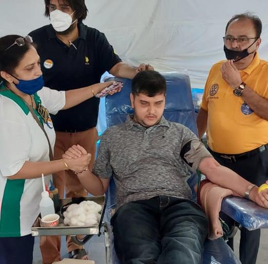 Blood donation of a blind youth at a Rotary camp in Thane | ठाण्यात रोटरीच्या शिबिरात अंध तरुणाचेही रक्तदान