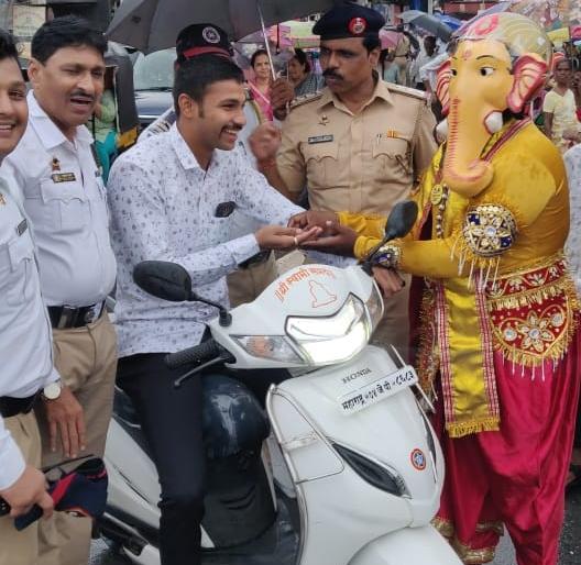 Lessons of traffic regulation by Ganapati Bappa of Police in Thane | ठाण्यात पोलिसांच्या गणपती बाप्पाने दिले वाहतूक नियमनाचे धडे