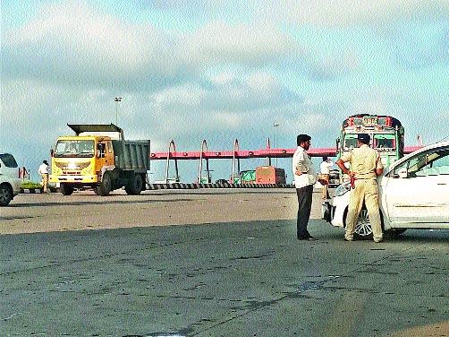 Truck driver Haraan was forced to recover the toll | सक्तीच्या ‘टोल’वसुलीमुळे ट्रक चालक हैराण Truck driver Haraan was forced to recover the toll | सक्तीच्या ‘टोल’वसुलीमुळे ट्रक चालक हैराण