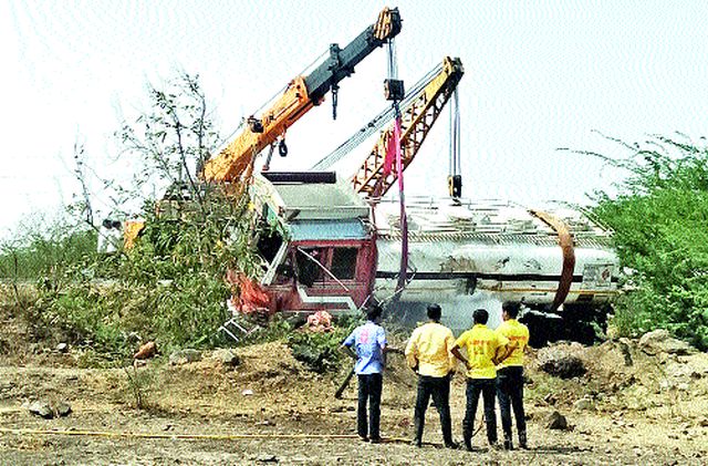 Petrol tanker in Paththa Shivar is over | पाथरे शिवारात पेट्रोलचा टॅँकर उलटला