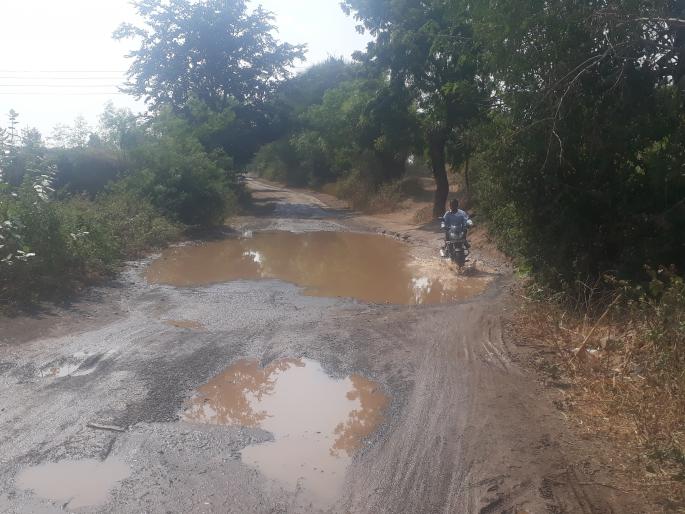 Pavement on all roads in the western strip of Baglan | बागलाणच्या पश्चिम पट्यात सर्व रस्त्यात खड्डे Pavement on all roads in the western strip of Baglan | बागलाणच्या पश्चिम पट्यात सर्व रस्त्यात खड्डे