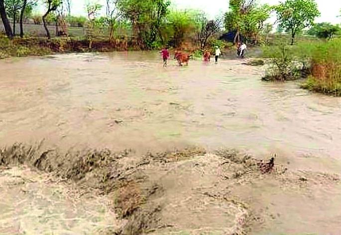 Due to heavy rains, farm land scrapped | जोरदार पावसामुळे शेतजमीन खरडली ! Due to heavy rains, farm land scrapped | जोरदार पावसामुळे शेतजमीन खरडली !