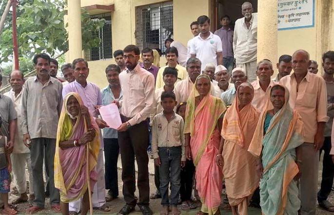 Farmers Reservation Asked by 110-year-old Bahinabai in Wardha district | वर्धा जिल्ह्यातील ११० वर्षांच्या बहिणाबाईंनी मागितले शेतकरी आरक्षण Farmers Reservation Asked by 110-year-old Bahinabai in Wardha district | वर्धा जिल्ह्यातील ११० वर्षांच्या बहिणाबाईंनी मागितले शेतकरी आरक्षण
