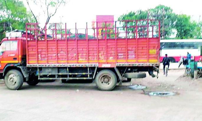 The statues of the city encroach on the enclosure | शहरातील पुतळ्यांना अतिक्रमणाचा विळखा The statues of the city encroach on the enclosure | शहरातील पुतळ्यांना अतिक्रमणाचा विळखा