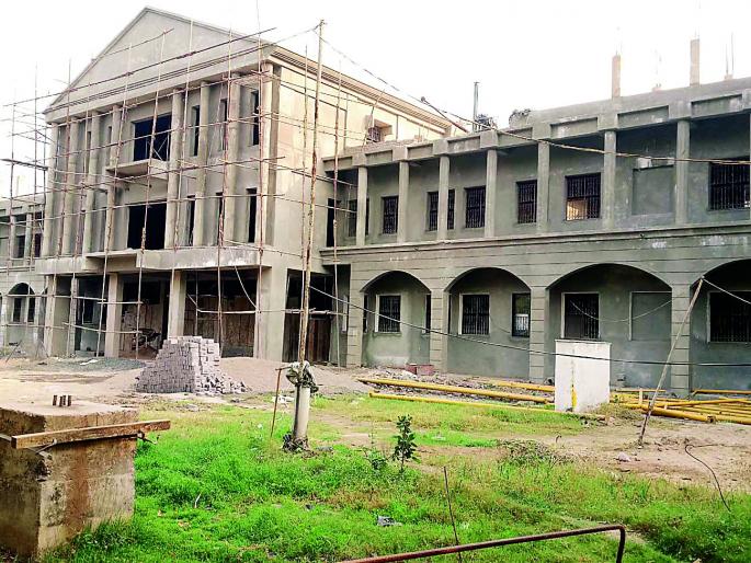 The 'model' building also receives the fund | ‘मॉडेल’ इमारतीलाही निधीचे ग्रहण  The 'model' building also receives the fund | ‘मॉडेल’ इमारतीलाही निधीचे ग्रहण