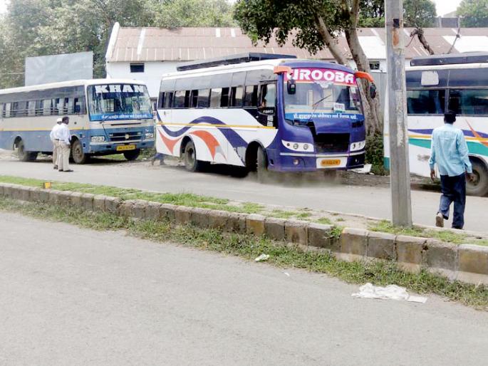 The nature of the travel stands at the station street | स्टेशन मार्गाला ट्रॅव्हल्स स्टॅन्डचे स्वरूप The nature of the travel stands at the station street | स्टेशन मार्गाला ट्रॅव्हल्स स्टॅन्डचे स्वरूप