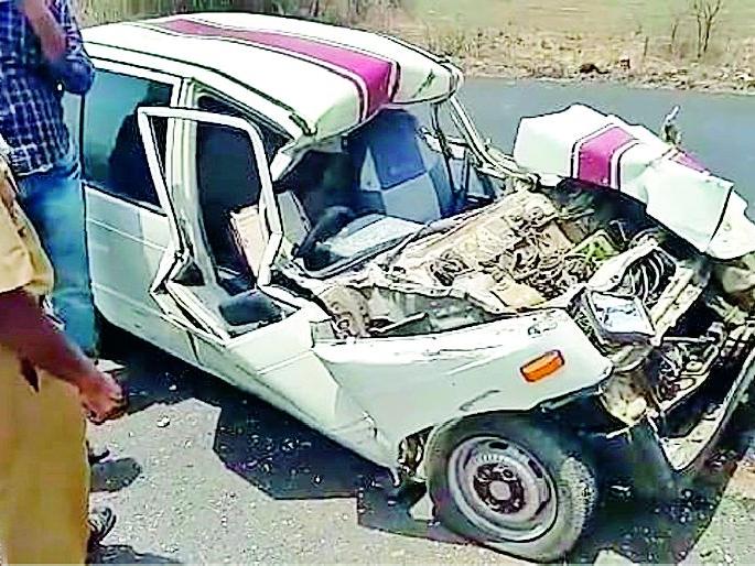 A car on the vertical bus hit the car | उभ्या बसवर कार आदळली A car on the vertical bus hit the car | उभ्या बसवर कार आदळली
