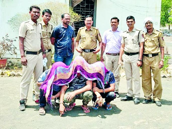 Detainees arrested for gang rape | घरफोड्या करणाऱ्या टोळीला अटक Detainees arrested for gang rape | घरफोड्या करणाऱ्या टोळीला अटक