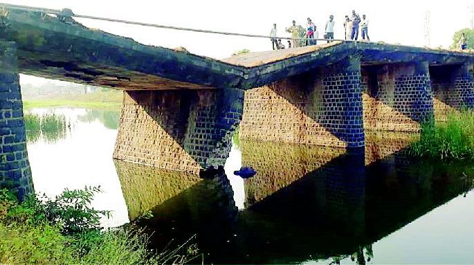 The pool on Dham river collapsed | धाम नदीवरील पूल खचला The pool on Dham river collapsed | धाम नदीवरील पूल खचला