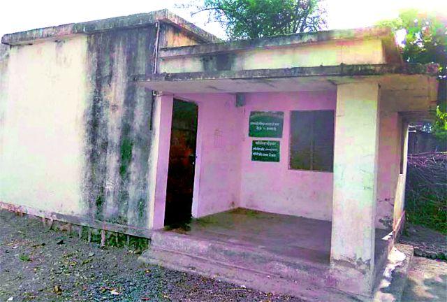 10 9 Anganwadi children are on the open | १०९ अंगणवाडीतील मुलं जातात उघड्यावर 10 9 Anganwadi children are on the open | १०९ अंगणवाडीतील मुलं जातात उघड्यावर