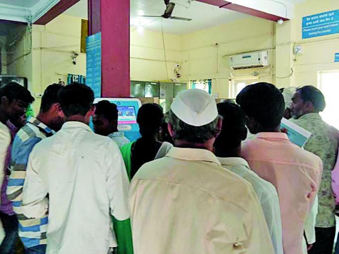 Inadequate handicapped bank customers | अपुऱ्या मनुष्यबळाचा बँक ग्राहकांना फटका Inadequate handicapped bank customers | अपुऱ्या मनुष्यबळाचा बँक ग्राहकांना फटका