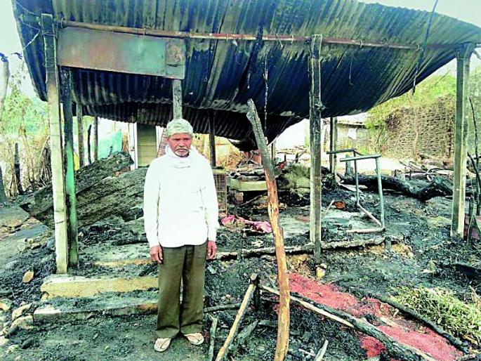 The house of Rakharangoli of the fire | आगीत घराची राखरांगोळी The house of Rakharangoli of the fire | आगीत घराची राखरांगोळी