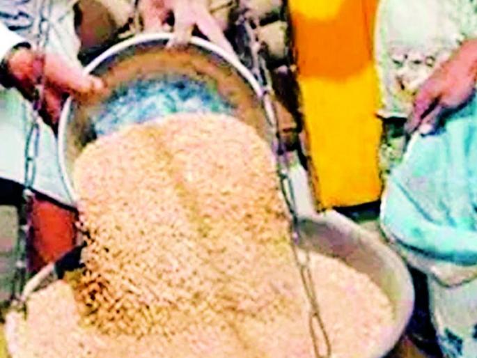 The scheme of distribution of food to poor beneficiaries is dark | गरीब लाभार्थ्यांना धान्य वाटपाची योजना अंधातरी The scheme of distribution of food to poor beneficiaries is dark | गरीब लाभार्थ्यांना धान्य वाटपाची योजना अंधातरी