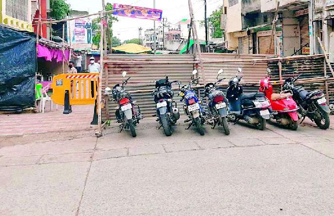 A containment zone of three lakhs! | एक कंटेन्मेंट झोन तीन लाखाचा! A containment zone of three lakhs! | एक कंटेन्मेंट झोन तीन लाखाचा!