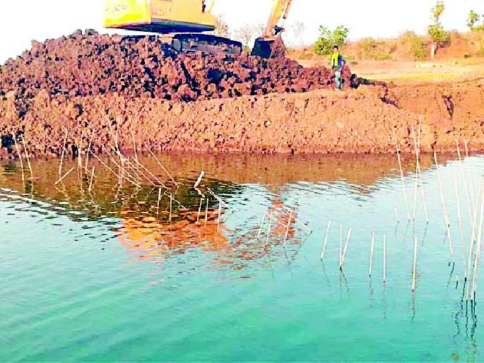 Construction of bridges maintained throughout the year due to irrigation department | पाटबंधारे विभागामुळे वर्षभरापासून रखडले पुलाचे बांधकाम Construction of bridges maintained throughout the year due to irrigation department | पाटबंधारे विभागामुळे वर्षभरापासून रखडले पुलाचे बांधकाम