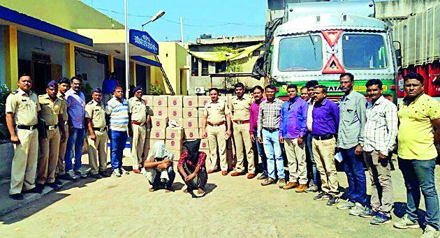 18 lakh illegal country liquor seized | १८ लाखांची अवैध देशी दारू जप्त 18 lakh illegal country liquor seized | १८ लाखांची अवैध देशी दारू जप्त