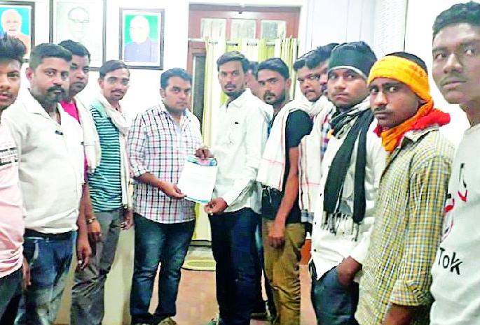 'Pahar' hit the life authority | ‘प्रहार’ची जीवन प्राधिकरणावर धडक 'Pahar' hit the life authority | ‘प्रहार’ची जीवन प्राधिकरणावर धडक