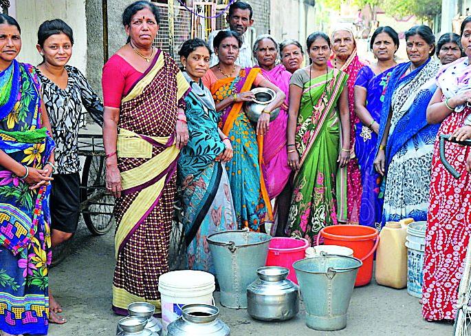 To get to work or fill the water? | कामावर जायचे की पाणी भरायचे ?