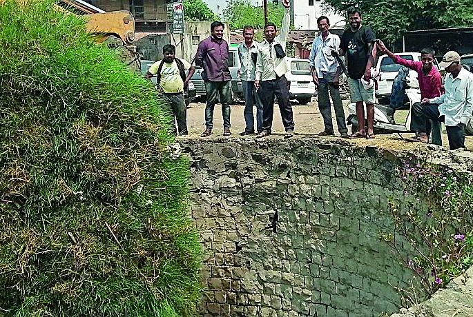 Innovation of the administration by the absence of the waste of the well was done by Gurudev Youth Congress | विहिरीतील गाळ उपसून गुरुदेव युवा संघाने केला प्रशासनाचा अभिनव निषेध