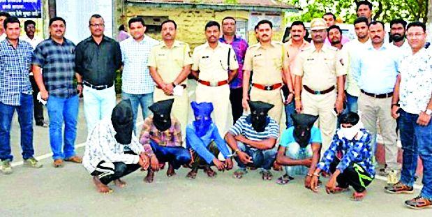 Parcha Sarpanch arrested six accused in the murder case of Raigad from Raigad | पारवा सरपंच पतीच्या खुनातील सहा आरोपींना रायगडमधून अटक