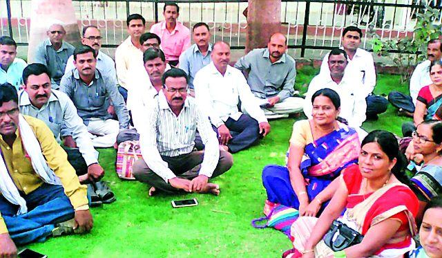 The teachers' rally will be held in the general meeting | शिक्षक बदल्यांचा घोळ सर्वसाधारण सभेत गाजणार