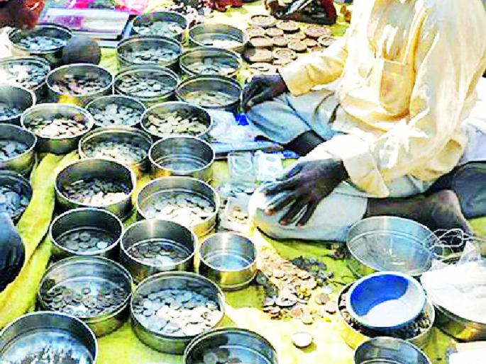 Wreckers find coins for sale and treasure trove of knowledge | भंगार विकता विकता शोधला नाण्यांचा खजिना अन् ज्ञान मार्ग Wreckers find coins for sale and treasure trove of knowledge | भंगार विकता विकता शोधला नाण्यांचा खजिना अन् ज्ञान मार्ग