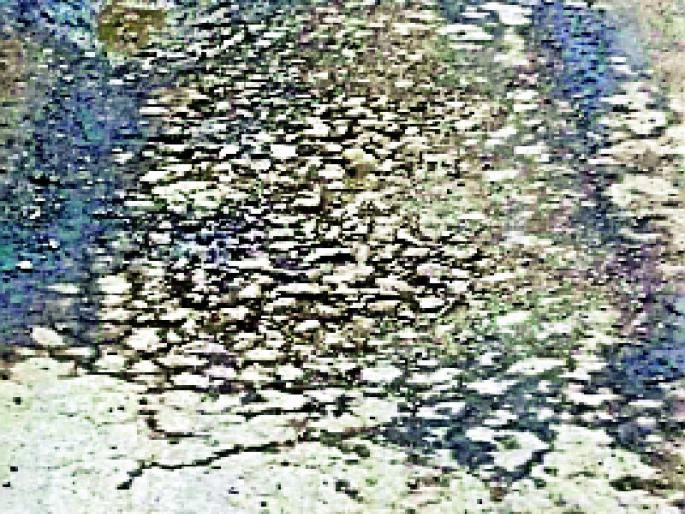 Despite the 2 crores, potholes on the roads remain | ३२ कोटी देऊनही रस्त्यांवरील खड्डे कायम