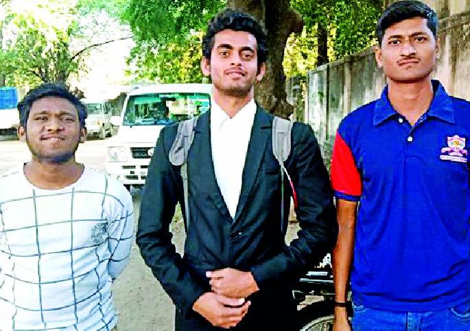 After the Hyderabad 'encounter' a wave of joy in Yavatmal | हैदराबाद ‘एन्काऊंटर’नंतर यवतमाळात आनंदाची लाट After the Hyderabad 'encounter' a wave of joy in Yavatmal | हैदराबाद ‘एन्काऊंटर’नंतर यवतमाळात आनंदाची लाट