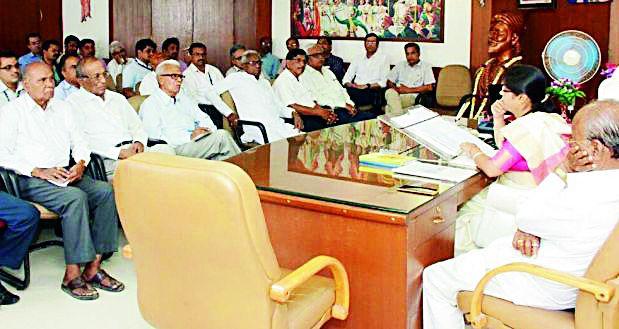 Employees' participation in the water scarcity fight | पाणीटंचाई लढ्यात कर्मचाऱ्यांचा सहभाग Employees' participation in the water scarcity fight | पाणीटंचाई लढ्यात कर्मचाऱ्यांचा सहभाग