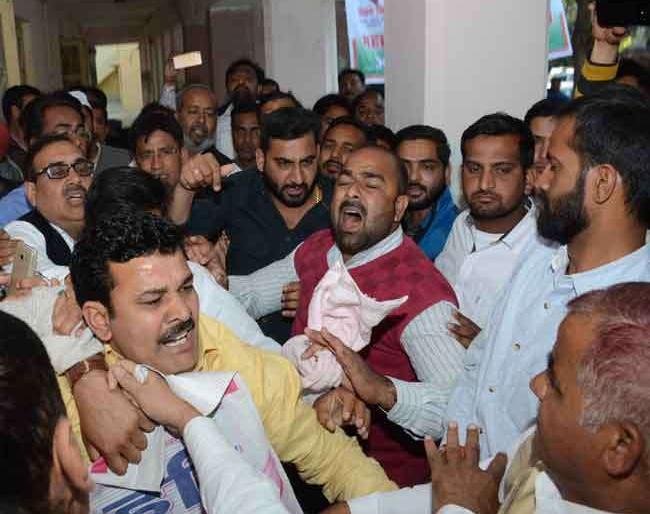 Congress leaders, workers Smashed each other in Uttarakhand | लोकसभेच्या उमेदवार निश्चितीला बसले; काँग्रेस नेत्यांनी एकमेकांना चोपले  Congress leaders, workers Smashed each other in Uttarakhand | लोकसभेच्या उमेदवार निश्चितीला बसले; काँग्रेस नेत्यांनी एकमेकांना चोपले