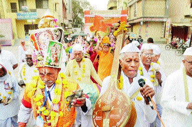 Alarms of 'Bhanadas Eknath' in Aurangabad city | औरंगाबाद शहरात ‘भानदास एकनाथ’चा गजर Alarms of 'Bhanadas Eknath' in Aurangabad city | औरंगाबाद शहरात ‘भानदास एकनाथ’चा गजर