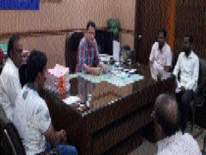 Complete the activities of MNREGA, Jalakit Shivar Yojana in Beed district | बीड जिल्ह्यात मनरेगा, जलयुक्त शिवार योजनेतील कामे पूर्ण करा