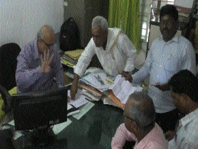 In Beed district, one lakh 92 thousand members will be deprived of insurance scheme | बीड जिल्ह्यात १ लाख ९२ हजारांवर सभासद राहणार विमा योजनेपासून वंचित In Beed district, one lakh 92 thousand members will be deprived of insurance scheme | बीड जिल्ह्यात १ लाख ९२ हजारांवर सभासद राहणार विमा योजनेपासून वंचित