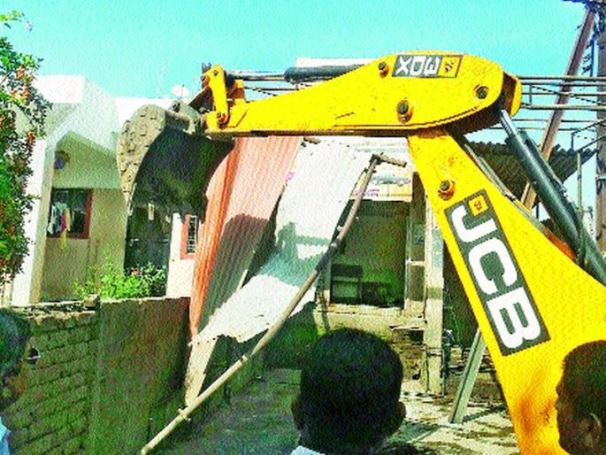 Professionals have encroached themselves by themselves | व्यावसायिकांनी स्वत:हून काढली अतिक्रमणे Professionals have encroached themselves by themselves | व्यावसायिकांनी स्वत:हून काढली अतिक्रमणे