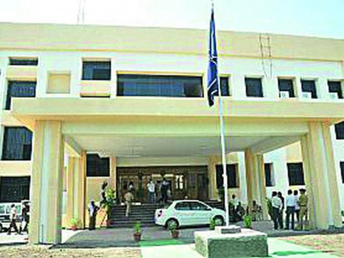 Poisoned by Isma at Police Commissionerate | पोलीस आयुक्तालयात इसमाने घेतले विष Poisoned by Isma at Police Commissionerate | पोलीस आयुक्तालयात इसमाने घेतले विष