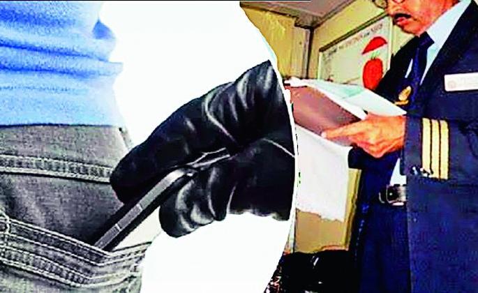 In case of theft of mobile in train, TC will file a case | रेल्वेत मोबाईल चोरी गेल्यास टीसी दाखल करून घेणार गुन्हा In case of theft of mobile in train, TC will file a case | रेल्वेत मोबाईल चोरी गेल्यास टीसी दाखल करून घेणार गुन्हा