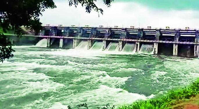 Rainfall in the district, excess rainfall in three talukas | जिल्ह्यात पावसाचे थैमान, तीन तालुक्यांत अतिवृष्टी Rainfall in the district, excess rainfall in three talukas | जिल्ह्यात पावसाचे थैमान, तीन तालुक्यांत अतिवृष्टी