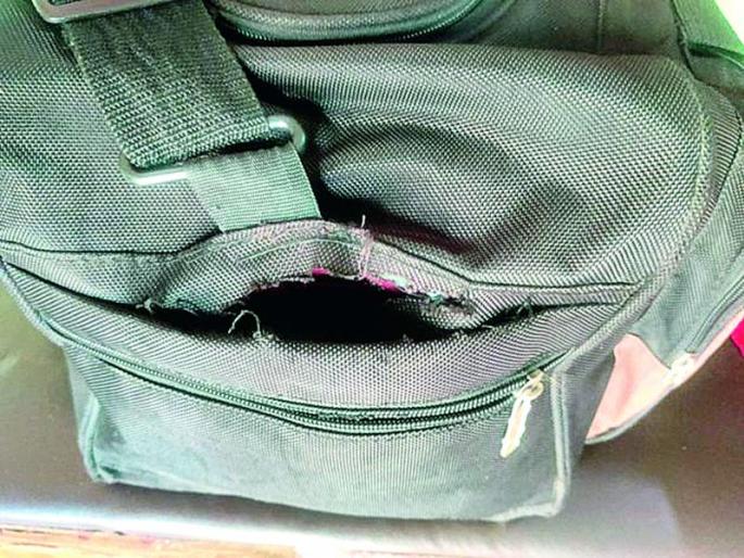 The couple, who were on their way to the wedding, flew around Rs 5 lakh worth of gold | लग्नाला निघालेल्या शिक्षक दाम्पत्याचे चक्क पाच लाखांचे सोने प्रवासात उडविले The couple, who were on their way to the wedding, flew around Rs 5 lakh worth of gold | लग्नाला निघालेल्या शिक्षक दाम्पत्याचे चक्क पाच लाखांचे सोने प्रवासात उडविले