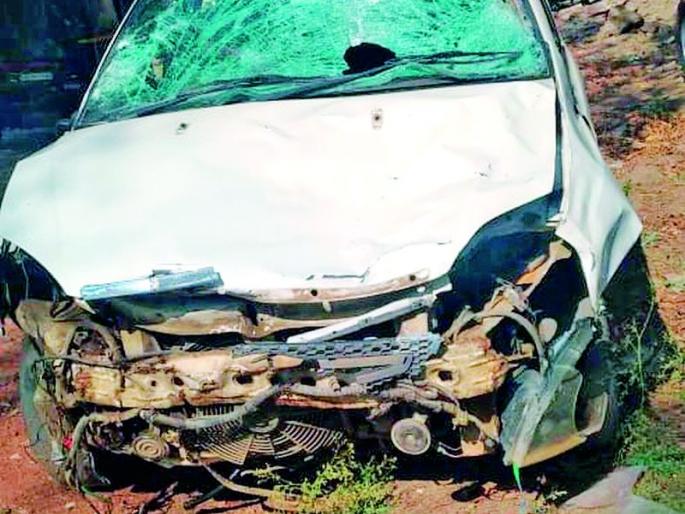 Two people were killed while chatting on a divider after being hit by a speeding vehicle | सुसाट वाहनाने ठोकरल्याने दुभाजकावर गप्पा मारत बसलेल्या दोघांचा मृत्यू Two people were killed while chatting on a divider after being hit by a speeding vehicle | सुसाट वाहनाने ठोकरल्याने दुभाजकावर गप्पा मारत बसलेल्या दोघांचा मृत्यू