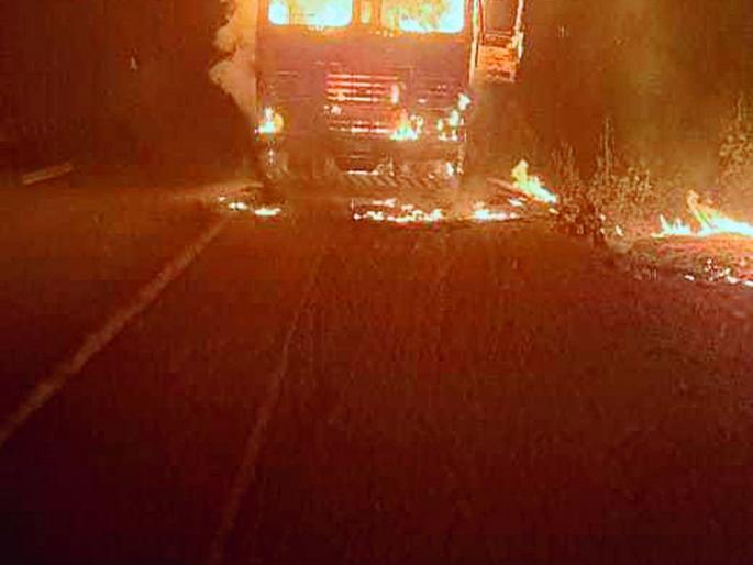 The stomach was taken by the running truck; The two jumped out of the vehicle and went straight to Antalli Yamaduta | धावत्या ट्रकने घेतला पेट; वाहनाबाहेर दोघांनी उडी घेतली थेट, अन् टळली यमदूताशी भेट The stomach was taken by the running truck; The two jumped out of the vehicle and went straight to Antalli Yamaduta | धावत्या ट्रकने घेतला पेट; वाहनाबाहेर दोघांनी उडी घेतली थेट, अन् टळली यमदूताशी भेट