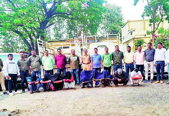 15.14 lakh copper smuggling gang arrested | १५.१४ लाखांचे तांबे पळविणारी टोळी जेरबंद 15.14 lakh copper smuggling gang arrested | १५.१४ लाखांचे तांबे पळविणारी टोळी जेरबंद
