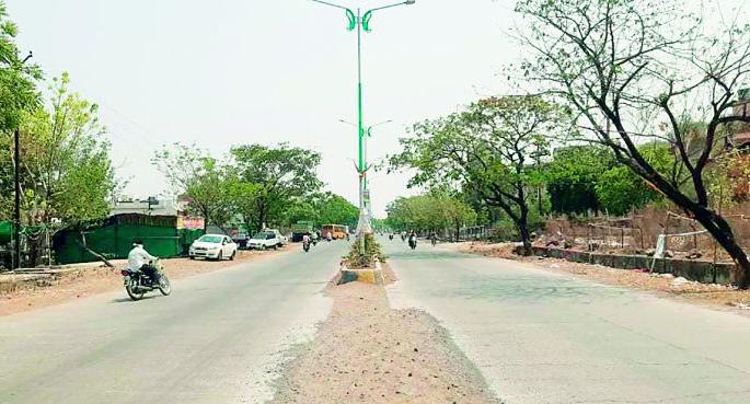 20 crore road will be patched in two years? | 20 कोटींच्या रस्त्यावर दोन वर्षांतच लागणार ठिगळं? 20 crore road will be patched in two years? | 20 कोटींच्या रस्त्यावर दोन वर्षांतच लागणार ठिगळं?