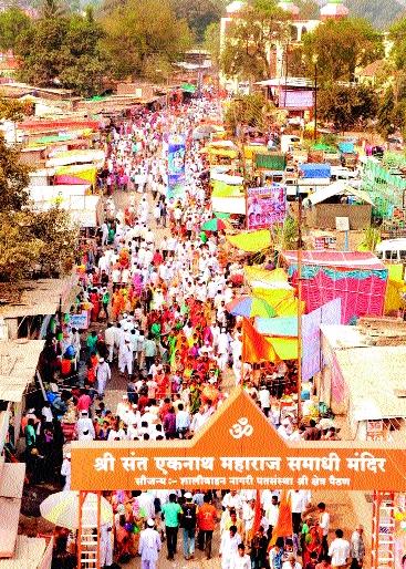 Lakhs of devotees of Nathacharani at Paithan | पैठण येथे लाखो भाविक नाथचरणी