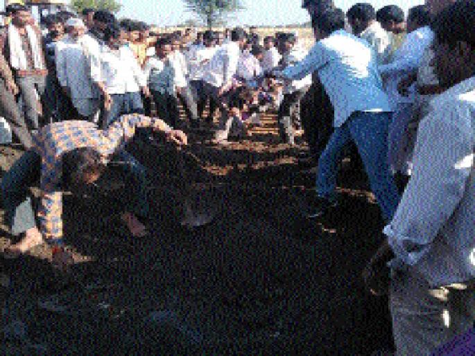 Kaka-nullity death by placing under the frozen beetle | भाटुंब्यामध्ये गाळाखाली दबून काका-पुतण्याचा मृत्यू Kaka-nullity death by placing under the frozen beetle | भाटुंब्यामध्ये गाळाखाली दबून काका-पुतण्याचा मृत्यू