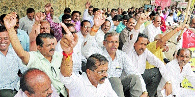 The state government's mechanism for the collapse in Marathwada | मराठवाड्यात संपामुळे राज्य सरकारची यंत्रणा गप्पगार The state government's mechanism for the collapse in Marathwada | मराठवाड्यात संपामुळे राज्य सरकारची यंत्रणा गप्पगार