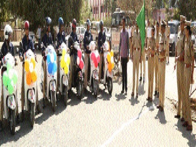 Something like a 'Rose Day'; Instead of Guliba, two-wheeler gift to 'Damini' from people's participation | असाही एक ‘रोझ डे’; गुलाबाऐवजी लोकसहभागातून ‘दामिनी’ला दुचाकी भेट Something like a 'Rose Day'; Instead of Guliba, two-wheeler gift to 'Damini' from people's participation | असाही एक ‘रोझ डे’; गुलाबाऐवजी लोकसहभागातून ‘दामिनी’ला दुचाकी भेट