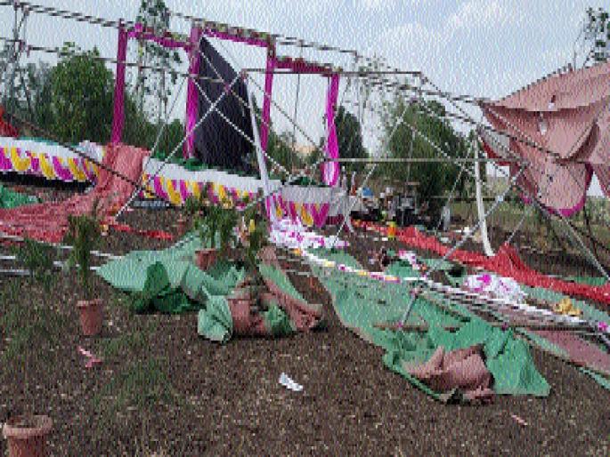 The pavilion hit the whirlwind; 20th-bone injury | वावटळीने मंडप उडाला; २० व-हाडी जखमी The pavilion hit the whirlwind; 20th-bone injury | वावटळीने मंडप उडाला; २० व-हाडी जखमी
